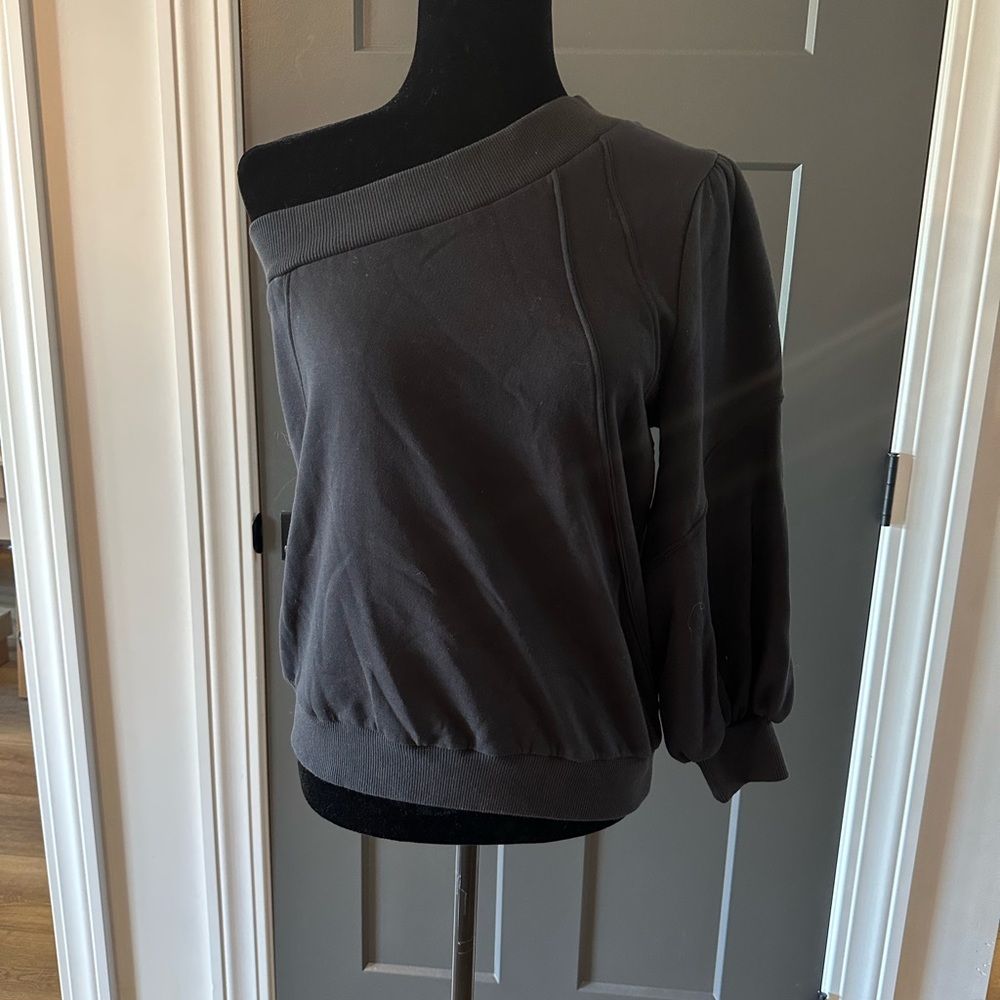 Selkie one sleeve sweatshirt
